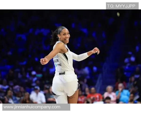 热火祝贺阿贾夺生涯第三冠阿德巴约与其合影庆祝 热火祝贺阿贾夺生涯第三冠阿德巴约与其合影庆祝