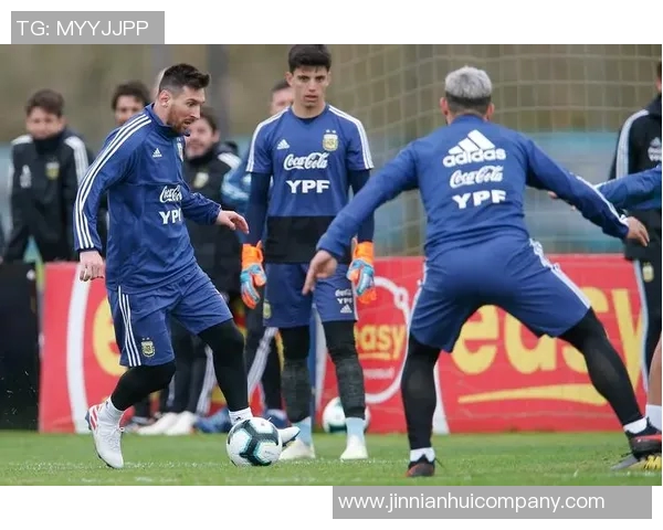 阿根廷队备战波多黎各梅西归队训练照片引发球迷热议