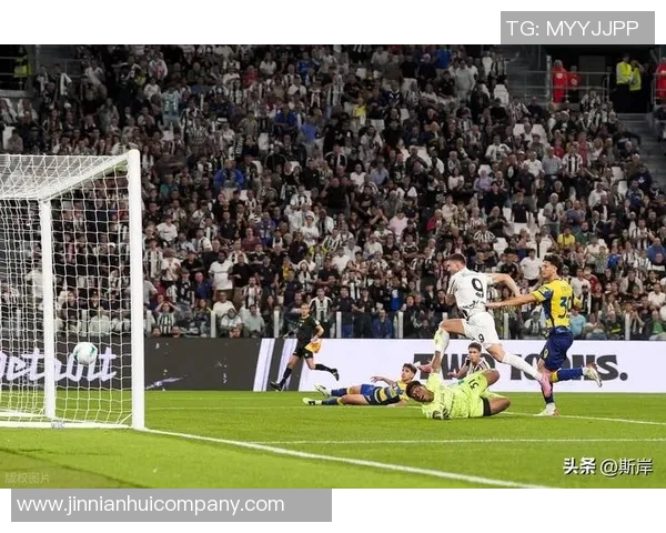 瓦拉内社媒晒与温格亨利合照观战科莫尤文重温足球传奇时刻